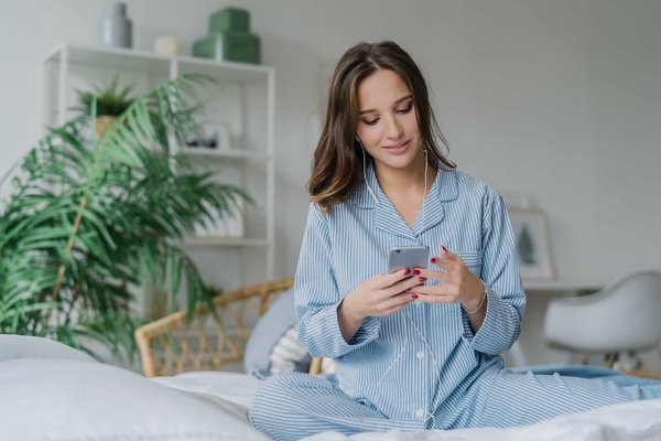 Comment porter le sleepwear en ville : allier confort et style avec un pyjama