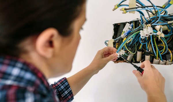 Comment choisir le bon électricien à Toulouse : Guide complet