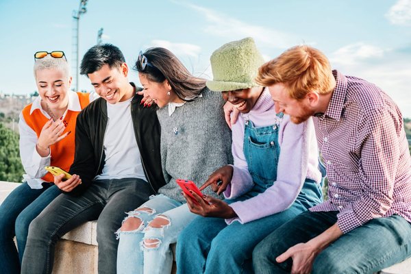 Quels sont les effets des médias sociaux sur la société moderne?