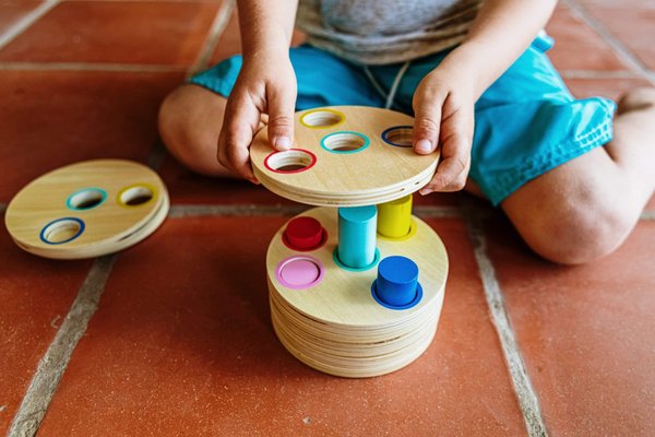 Comment structurer un cours d'introduction à la philosophie pour les lycéens avec des débats et des projets de groupe ?