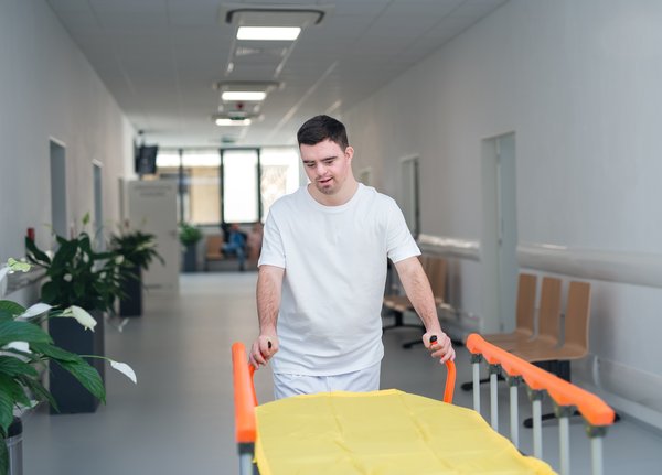 Quels sont les moyens efficaces pour intégrer l'art thérapie dans les programmes de santé mentale pour adolescents ?