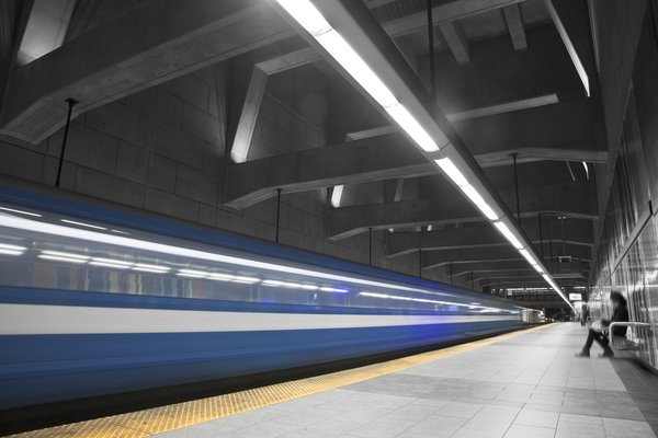 Quelle est l'efficacité des initiatives de réduction de la vitesse pour diminuer la pollution dans les zones urbaines ?